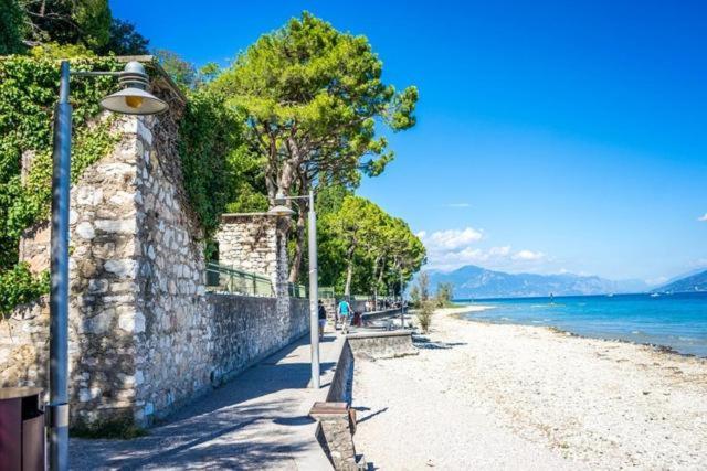 Ferienwohnung Lido Galeazzi Giant Pool Sirmione Exterior foto